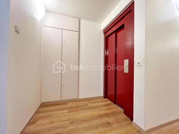 MARLY LE ROI: NOUVEAUTE : POSEZ VOS VALISES dans ce 2p, 52 m² environ en parfait état !
Franchissez l'entrée (aménagée de rangements) pour vous retrouver dans une pièce de vie de 33 m2 exposé SUD EST avec son séjour et sa cuisine ouverte totalement équipée avec îlot en pierre. La chambre a une vue dégagée sur parc possède un balcon et de nombreux rangements. La salle de douche à l'italienne est bien séparée des wc. 
A retenir : Parfait état, nombreux rangements, charges modérées, chauffage individuel électrique radiateur haut de gamme, double vitrage, le tout au sein d'une résidence à taille humaine ! Dans un des environnements des plus calmes et verdoyants de Marly le Roi, à 12 mns à pied de la Gare ! 
Ses PLUS : Il se complète d'un BOX en sous-sol.
A visiter avec Votre conseiller du secteur qui maîtrise parfaitement cette copropriété !