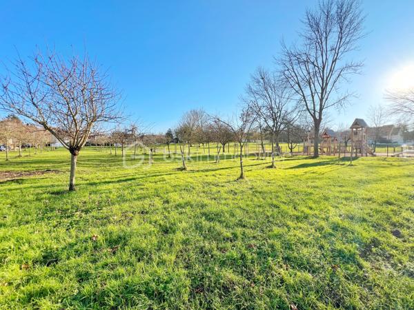 MARLY LE ROI: NOUVEAUTE : POSEZ VOS VALISES dans ce 2p, 52 m² environ en parfait état !
Franchissez l'entrée (aménagée de rangements) pour vous retrouver dans une pièce de vie de 33 m2 exposé SUD EST avec son séjour et sa cuisine ouverte totalement équipée avec îlot en pierre. La chambre a une vue dégagée sur parc possède un balcon et de nombreux rangements. La salle de douche à l'italienne est bien séparée des wc. 
A retenir : Parfait état, nombreux rangements, charges modérées, chauffage individuel électrique radiateur haut de gamme, double vitrage, le tout au sein d'une résidence à taille humaine ! Dans un des environnements des plus calmes et verdoyants de Marly le Roi, à 12 mns à pied de la Gare ! 
Ses PLUS : Il se complète d'un BOX en sous-sol.
A visiter avec Votre conseiller du secteur qui maîtrise parfaitement cette copropriété !