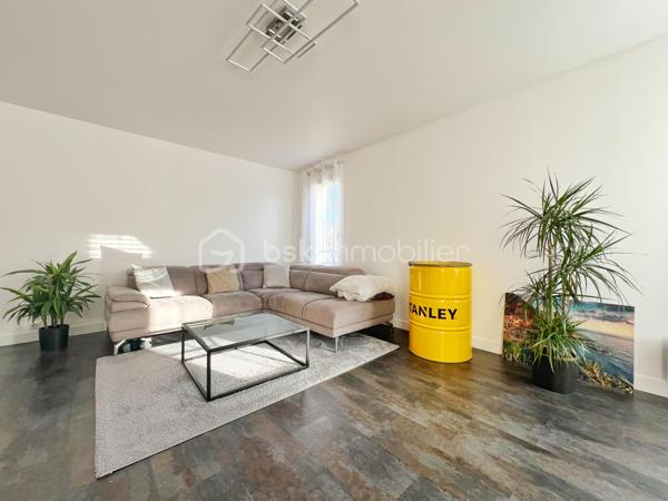 MARLY LE ROI: NOUVEAUTE : POSEZ VOS VALISES dans ce 2p, 52 m² environ en parfait état !
Franchissez l'entrée (aménagée de rangements) pour vous retrouver dans une pièce de vie de 33 m2 exposé SUD EST avec son séjour et sa cuisine ouverte totalement équipée avec îlot en pierre. La chambre a une vue dégagée sur parc possède un balcon et de nombreux rangements. La salle de douche à l'italienne est bien séparée des wc. 
A retenir : Parfait état, nombreux rangements, charges modérées, chauffage individuel électrique radiateur haut de gamme, double vitrage, le tout au sein d'une résidence à taille humaine ! Dans un des environnements des plus calmes et verdoyants de Marly le Roi, à 12 mns à pied de la Gare ! 
Ses PLUS : Il se complète d'un BOX en sous-sol.
A visiter avec Votre conseiller du secteur qui maîtrise parfaitement cette copropriété !