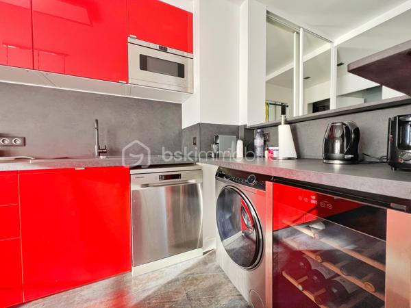 MARLY LE ROI: NOUVEAUTE : POSEZ VOS VALISES dans ce 2p, 52 m² environ en parfait état !
Franchissez l'entrée (aménagée de rangements) pour vous retrouver dans une pièce de vie de 33 m2 exposé SUD EST avec son séjour et sa cuisine ouverte totalement équipée avec îlot en pierre. La chambre a une vue dégagée sur parc possède un balcon et de nombreux rangements. La salle de douche à l'italienne est bien séparée des wc. 
A retenir : Parfait état, nombreux rangements, charges modérées, chauffage individuel électrique radiateur haut de gamme, double vitrage, le tout au sein d'une résidence à taille humaine ! Dans un des environnements des plus calmes et verdoyants de Marly le Roi, à 12 mns à pied de la Gare ! 
Ses PLUS : Il se complète d'un BOX en sous-sol.
A visiter avec Votre conseiller du secteur qui maîtrise parfaitement cette copropriété !