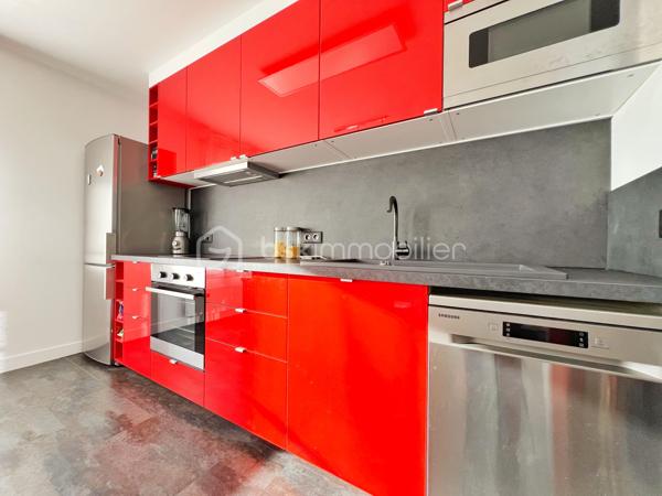 MARLY LE ROI: NOUVEAUTE : POSEZ VOS VALISES dans ce 2p, 52 m² environ en parfait état !
Franchissez l'entrée (aménagée de rangements) pour vous retrouver dans une pièce de vie de 33 m2 exposé SUD EST avec son séjour et sa cuisine ouverte totalement équipée avec îlot en pierre. La chambre a une vue dégagée sur parc possède un balcon et de nombreux rangements. La salle de douche à l'italienne est bien séparée des wc. 
A retenir : Parfait état, nombreux rangements, charges modérées, chauffage individuel électrique radiateur haut de gamme, double vitrage, le tout au sein d'une résidence à taille humaine ! Dans un des environnements des plus calmes et verdoyants de Marly le Roi, à 12 mns à pied de la Gare ! 
Ses PLUS : Il se complète d'un BOX en sous-sol.
A visiter avec Votre conseiller du secteur qui maîtrise parfaitement cette copropriété !