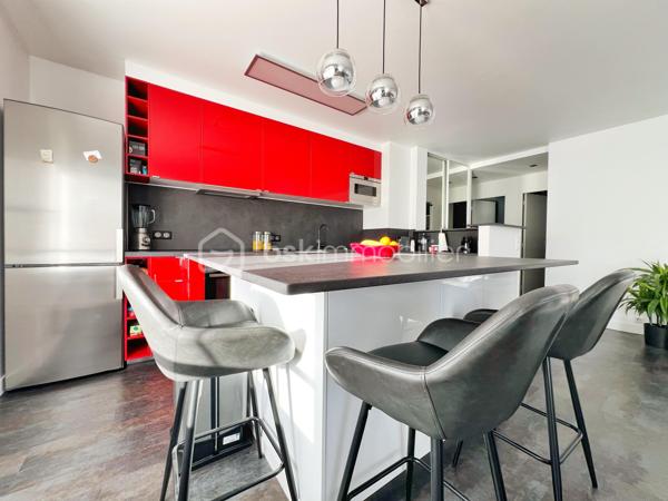 MARLY LE ROI: NOUVEAUTE : POSEZ VOS VALISES dans ce 2p, 52 m² environ en parfait état !
Franchissez l'entrée (aménagée de rangements) pour vous retrouver dans une pièce de vie de 33 m2 exposé SUD EST avec son séjour et sa cuisine ouverte totalement équipée avec îlot en pierre. La chambre a une vue dégagée sur parc possède un balcon et de nombreux rangements. La salle de douche à l'italienne est bien séparée des wc. 
A retenir : Parfait état, nombreux rangements, charges modérées, chauffage individuel électrique radiateur haut de gamme, double vitrage, le tout au sein d'une résidence à taille humaine ! Dans un des environnements des plus calmes et verdoyants de Marly le Roi, à 12 mns à pied de la Gare ! 
Ses PLUS : Il se complète d'un BOX en sous-sol.
A visiter avec Votre conseiller du secteur qui maîtrise parfaitement cette copropriété !