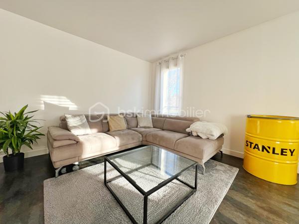 MARLY LE ROI: NOUVEAUTE : POSEZ VOS VALISES dans ce 2p, 52 m² environ en parfait état !
Franchissez l'entrée (aménagée de rangements) pour vous retrouver dans une pièce de vie de 33 m2 exposé SUD EST avec son séjour et sa cuisine ouverte totalement équipée avec îlot en pierre. La chambre a une vue dégagée sur parc possède un balcon et de nombreux rangements. La salle de douche à l'italienne est bien séparée des wc. 
A retenir : Parfait état, nombreux rangements, charges modérées, chauffage individuel électrique radiateur haut de gamme, double vitrage, le tout au sein d'une résidence à taille humaine ! Dans un des environnements des plus calmes et verdoyants de Marly le Roi, à 12 mns à pied de la Gare ! 
Ses PLUS : Il se complète d'un BOX en sous-sol.
A visiter avec Votre conseiller du secteur qui maîtrise parfaitement cette copropriété !