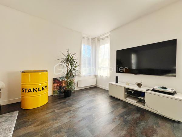 MARLY LE ROI: NOUVEAUTE : POSEZ VOS VALISES dans ce 2p, 52 m² environ en parfait état !
Franchissez l'entrée (aménagée de rangements) pour vous retrouver dans une pièce de vie de 33 m2 exposé SUD EST avec son séjour et sa cuisine ouverte totalement équipée avec îlot en pierre. La chambre a une vue dégagée sur parc possède un balcon et de nombreux rangements. La salle de douche à l'italienne est bien séparée des wc. 
A retenir : Parfait état, nombreux rangements, charges modérées, chauffage individuel électrique radiateur haut de gamme, double vitrage, le tout au sein d'une résidence à taille humaine ! Dans un des environnements des plus calmes et verdoyants de Marly le Roi, à 12 mns à pied de la Gare ! 
Ses PLUS : Il se complète d'un BOX en sous-sol.
A visiter avec Votre conseiller du secteur qui maîtrise parfaitement cette copropriété !