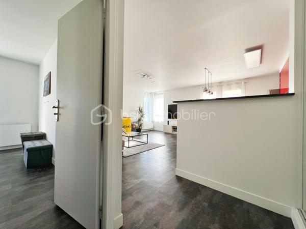 MARLY LE ROI: NOUVEAUTE : POSEZ VOS VALISES dans ce 2p, 52 m² environ en parfait état !
Franchissez l'entrée (aménagée de rangements) pour vous retrouver dans une pièce de vie de 33 m2 exposé SUD EST avec son séjour et sa cuisine ouverte totalement équipée avec îlot en pierre. La chambre a une vue dégagée sur parc possède un balcon et de nombreux rangements. La salle de douche à l'italienne est bien séparée des wc. 
A retenir : Parfait état, nombreux rangements, charges modérées, chauffage individuel électrique radiateur haut de gamme, double vitrage, le tout au sein d'une résidence à taille humaine ! Dans un des environnements des plus calmes et verdoyants de Marly le Roi, à 12 mns à pied de la Gare ! 
Ses PLUS : Il se complète d'un BOX en sous-sol.
A visiter avec Votre conseiller du secteur qui maîtrise parfaitement cette copropriété !