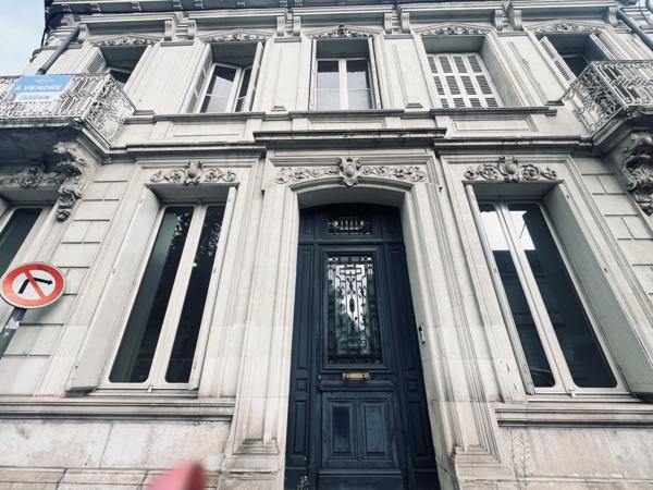 HYPER-CENTRE DE CHÂTELLERAULT – 170 m² – JARDIN – GARAGE – DÉPENDANCE