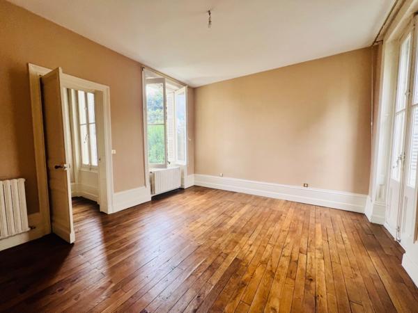 HYPER-CENTRE DE CHÂTELLERAULT – 170 m² – JARDIN – GARAGE – DÉPENDANCE