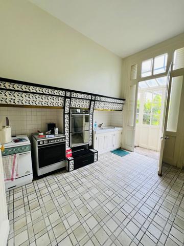 HYPER-CENTRE DE CHÂTELLERAULT – 170 m² – JARDIN – GARAGE – DÉPENDANCE