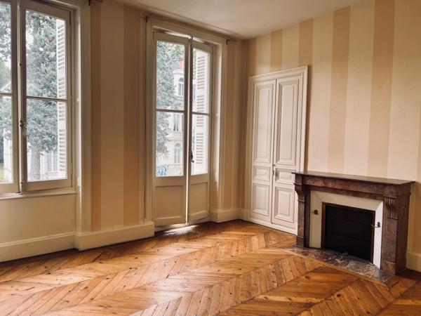 HYPER-CENTRE DE CHÂTELLERAULT – 170 m² – JARDIN – GARAGE – DÉPENDANCE