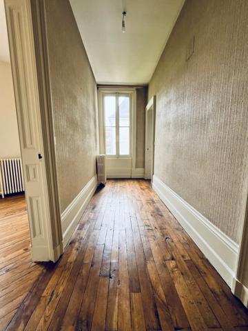 HYPER-CENTRE DE CHÂTELLERAULT – 170 m² – JARDIN – GARAGE – DÉPENDANCE