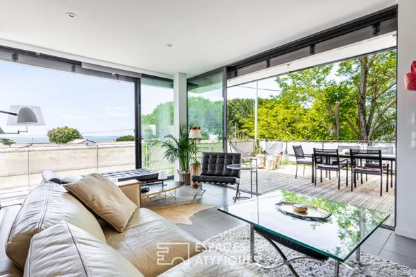 Contemporaine lumineuse à la vue mer contemplative