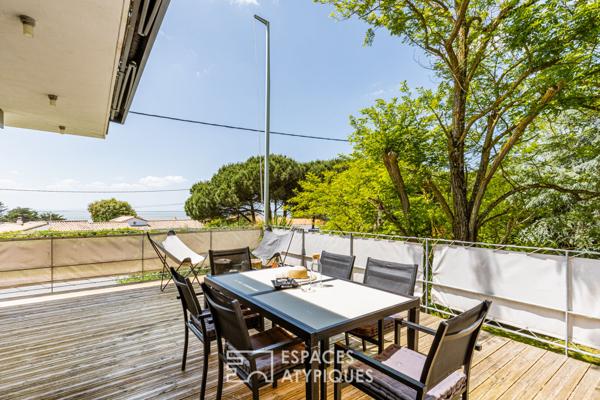 Contemporaine lumineuse à la vue mer contemplative