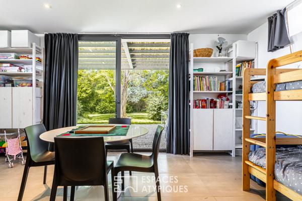 Contemporaine lumineuse à la vue mer contemplative