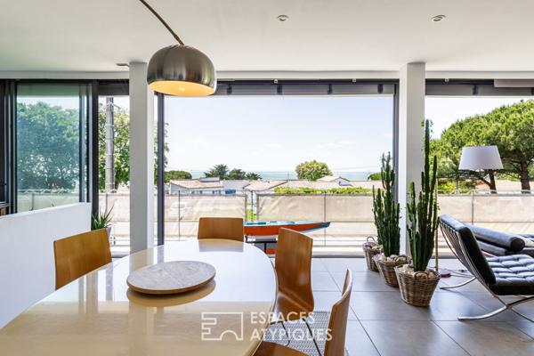 Contemporaine lumineuse à la vue mer contemplative