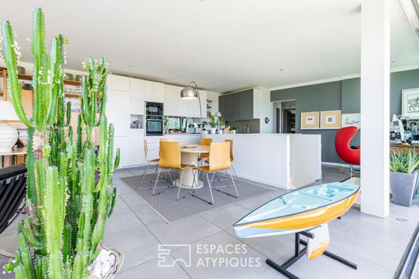 Contemporaine lumineuse à la vue mer contemplative