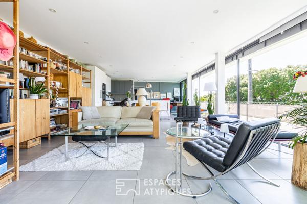 Contemporaine lumineuse à la vue mer contemplative