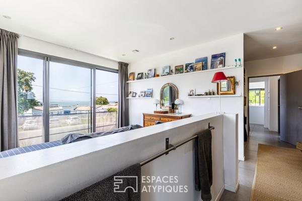 Contemporaine lumineuse à la vue mer contemplative