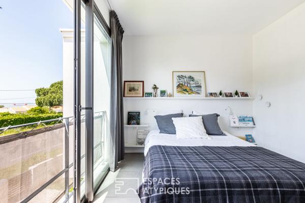 Contemporaine lumineuse à la vue mer contemplative