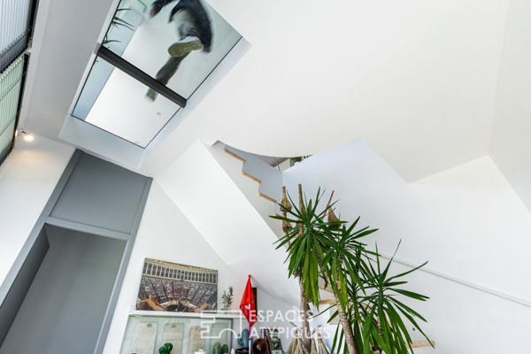 Contemporaine lumineuse à la vue mer contemplative