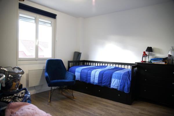 Je vous invite à venir découvrir cette charmante maison familiale de 100 m2, implantée aux portes du Pilat, sur un secteur calme et résidentiel de Lorette.