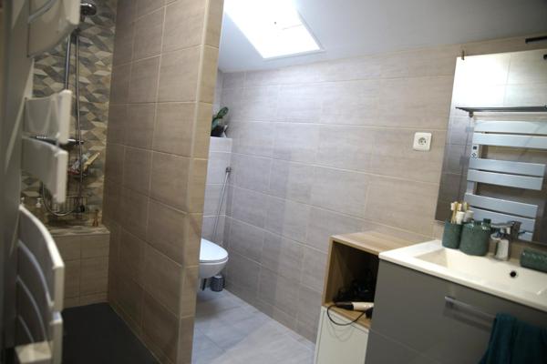 Je vous invite à venir découvrir cette charmante maison familiale de 100 m2, implantée aux portes du Pilat, sur un secteur calme et résidentiel de Lorette.