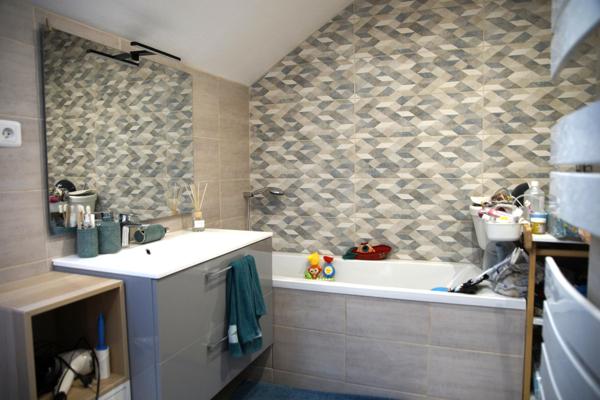 Je vous invite à venir découvrir cette charmante maison familiale de 100 m2, implantée aux portes du Pilat, sur un secteur calme et résidentiel de Lorette.