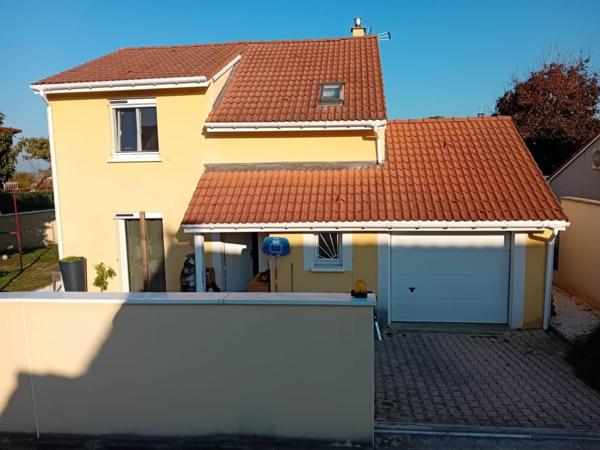 Je vous invite à venir découvrir cette charmante maison familiale de 100 m2, implantée aux portes du Pilat, sur un secteur calme et résidentiel de Lorette.