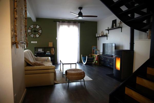 Je vous invite à venir découvrir cette charmante maison familiale de 100 m2, implantée aux portes du Pilat, sur un secteur calme et résidentiel de Lorette.