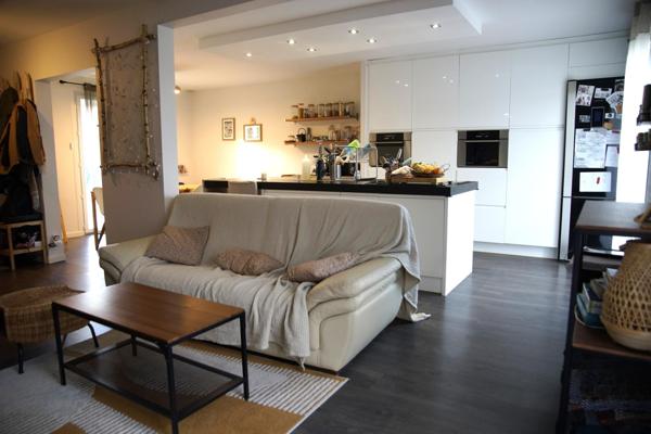 Je vous invite à venir découvrir cette charmante maison familiale de 100 m2, implantée aux portes du Pilat, sur un secteur calme et résidentiel de Lorette.