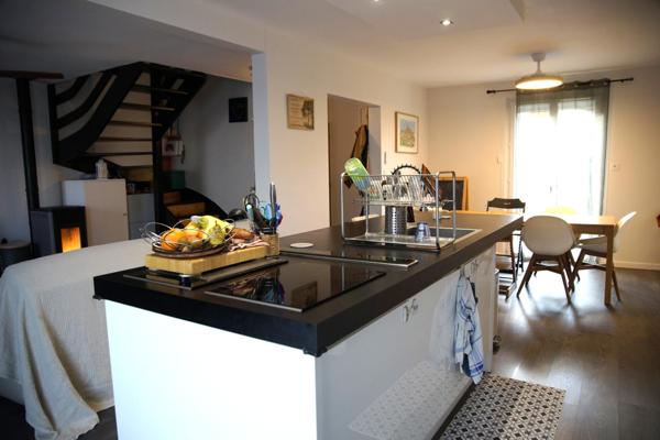 Je vous invite à venir découvrir cette charmante maison familiale de 100 m2, implantée aux portes du Pilat, sur un secteur calme et résidentiel de Lorette.