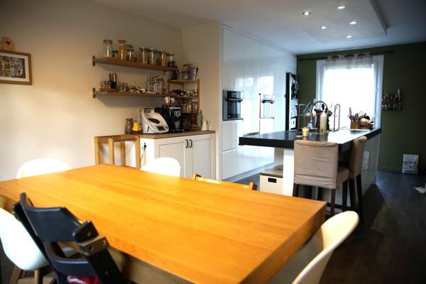 Je vous invite à venir découvrir cette charmante maison familiale de 100 m2, implantée aux portes du Pilat, sur un secteur calme et résidentiel de Lorette.