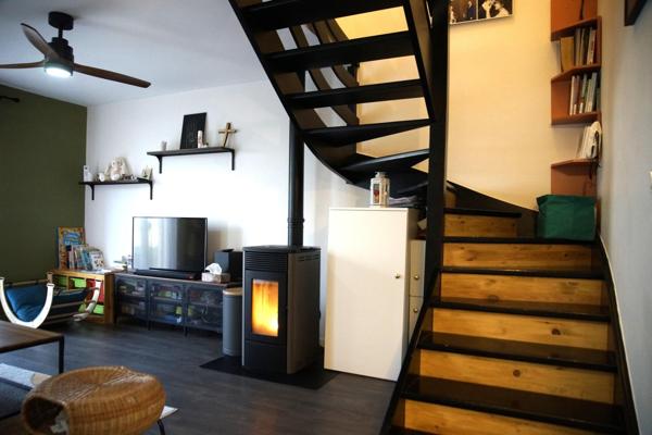 Je vous invite à venir découvrir cette charmante maison familiale de 100 m2, implantée aux portes du Pilat, sur un secteur calme et résidentiel de Lorette.