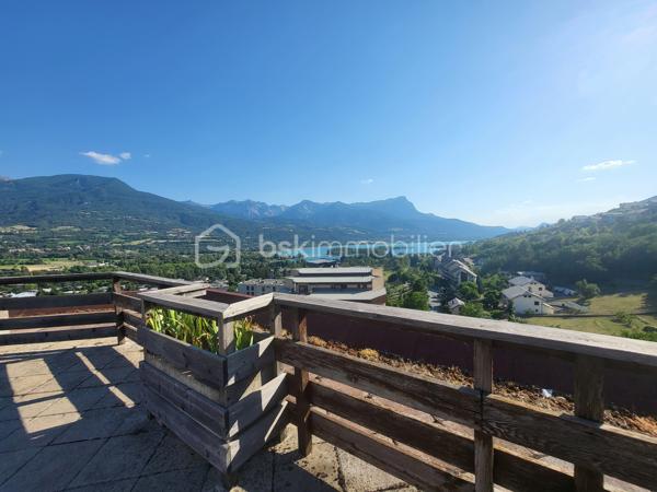 À seulement quelques pas du plan d'eau d'Embrun, découvrez cet appartement de 22 m², avec une  belle exposition.
Il se compose d'une entrée avec placard, d'un coin montagne, d'un séjour avec coin cuisine et d'un balcon offrant une belle vue sur les montagnes et le lac.
Les + :
Emplacement recherché, à deux pas du plan d'eau.
Belle exposition.
Balcon avec vue lac et montagnes.
Grande terrasse panoramique sur le toit de la résidence.
Vendu meublé.
Cave.
Stationnement facile.
DPE : D.
Un bien idéal pour un couple, une personne seule ou un investisseur.
À visiter sans tarder !
