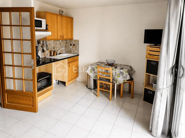 À seulement quelques pas du plan d'eau d'Embrun, découvrez cet appartement de 22 m², avec une  belle exposition.
Il se compose d'une entrée avec placard, d'un coin montagne, d'un séjour avec coin cuisine et d'un balcon offrant une belle vue sur les montagnes et le lac.
Les + :
Emplacement recherché, à deux pas du plan d'eau.
Belle exposition.
Balcon avec vue lac et montagnes.
Grande terrasse panoramique sur le toit de la résidence.
Vendu meublé.
Cave.
Stationnement facile.
DPE : D.
Un bien idéal pour un couple, une personne seule ou un investisseur.
À visiter sans tarder !