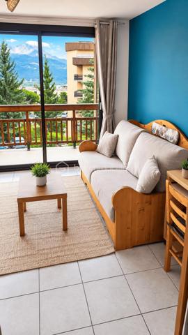 À seulement quelques pas du plan d'eau d'Embrun, découvrez cet appartement de 22 m², avec une  belle exposition.
Il se compose d'une entrée avec placard, d'un coin montagne, d'un séjour avec coin cuisine et d'un balcon offrant une belle vue sur les montagnes et le lac.
Les + :
Emplacement recherché, à deux pas du plan d'eau.
Belle exposition.
Balcon avec vue lac et montagnes.
Grande terrasse panoramique sur le toit de la résidence.
Vendu meublé.
Cave.
Stationnement facile.
DPE : D.
Un bien idéal pour un couple, une personne seule ou un investisseur.
À visiter sans tarder !