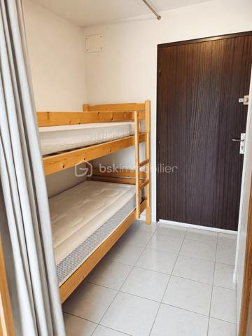 À seulement quelques pas du plan d'eau d'Embrun, découvrez cet appartement de 22 m², avec une  belle exposition.
Il se compose d'une entrée avec placard, d'un coin montagne, d'un séjour avec coin cuisine et d'un balcon offrant une belle vue sur les montagnes et le lac.
Les + :
Emplacement recherché, à deux pas du plan d'eau.
Belle exposition.
Balcon avec vue lac et montagnes.
Grande terrasse panoramique sur le toit de la résidence.
Vendu meublé.
Cave.
Stationnement facile.
DPE : D.
Un bien idéal pour un couple, une personne seule ou un investisseur.
À visiter sans tarder !