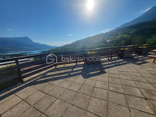 À seulement quelques pas du plan d'eau d'Embrun, découvrez cet appartement de 22 m², avec une  belle exposition.
Il se compose d'une entrée avec placard, d'un coin montagne, d'un séjour avec coin cuisine et d'un balcon offrant une belle vue sur les montagnes et le lac.
Les + :
Emplacement recherché, à deux pas du plan d'eau.
Belle exposition.
Balcon avec vue lac et montagnes.
Grande terrasse panoramique sur le toit de la résidence.
Vendu meublé.
Cave.
Stationnement facile.
DPE : D.
Un bien idéal pour un couple, une personne seule ou un investisseur.
À visiter sans tarder !