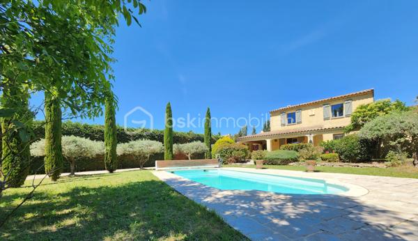 CADENET – À 30 minutes d'Aix-en-Provence – EN EXCLUSIVITÉ

Dans un environnement privilégié, au calme tout en restant à proximité immédiate des commodités, découvrez cette agréable maison des années 2000 implantée sur un magnifique terrain paysager d'environ 2 200 m², parfaitement entretenu.

Dès l'arrivée, une élégante allée bordée d'oliviers vous conduit à l'espace de stationnement et donne le ton de cette propriété pleine de charme.

La maison se compose au rez-de-chaussée d'une entrée ouvrant sur une belle pièce de vie traversante, lumineuse et chaleureuse, agrémentée d'une cheminée. Cet espace accueille également une cuisine entièrement aménagée et équipée.

Une chambre d'environ 15 m² complète ce niveau. Elle bénéficie d'une salle d'eau moderne avec WC, permettant une vie de plain-pied particulièrement confortable.

Enfin toujours sur ce niveau on retrouve des WC indépendants.

À l'étage, un dégagement dessert trois autres chambres aux belles dimensions, une salle d'eau ainsi qu'un WC indépendant.

Pour un confort optimal en toute saison, la pièce de vie ainsi que l'ensemble des chambres sont équipés de climatisation réversible.

À l'extérieur, tout a été pensé pour profiter pleinement du cadre de vie. Deux terrasses agrémentent la propriété : une première exposée au nord, idéale lors des journées estivales, et une magnifique terrasse carrelée d'environ 40 m², semi-couverte, accessible directement depuis la pièce de vie. Véritable prolongement de la maison, elle permet de profiter de l'extérieur tout au long de l'année.

Une dépendance d'environ 9 m², accessible depuis la terrasse, offre un espace de stockage supplémentaire.

L'espace piscine, parfaitement intégré à l'environnement, communique avec la terrasse principale et constitue un lieu de détente particulièrement agréable.

Le terrain est soigneusement arboré d'oliviers, de cèdres, de rosiers et de nombreuses essences méditerranéennes, créant un cadre verdoyant et intimiste sans aucun vis-à-vis.

Un carport offre un espace de stationnement couvert. Il est complété par un volume d'environ 20 m² pouvant accueillir un atelier, une salle de sport ou tout autre projet selon vos envies.

Les atouts supplémentaires :

• Possibilité de vivre de plain-pied grâce à la chambre du rez-de-chaussée, bénéficiant de sa salle d'eau et de son accès indépendant sur l'extérieur.
• Portail automatique.
• DPE : C
• Éclairage extérieur du jardin.
• Aucun vis-à-vis.
• Fosse septique conforme.

Une propriété parfaitement entretenue, idéale pour une famille en quête de confort, de tranquillité et d'un cadre de vie privilégié au cœur du Sud Luberon.