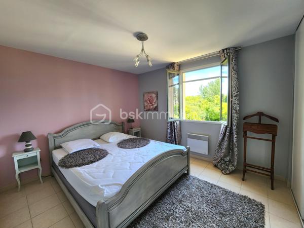 CADENET – À 30 minutes d'Aix-en-Provence – EN EXCLUSIVITÉ

Dans un environnement privilégié, au calme tout en restant à proximité immédiate des commodités, découvrez cette agréable maison des années 2000 implantée sur un magnifique terrain paysager d'environ 2 200 m², parfaitement entretenu.

Dès l'arrivée, une élégante allée bordée d'oliviers vous conduit à l'espace de stationnement et donne le ton de cette propriété pleine de charme.

La maison se compose au rez-de-chaussée d'une entrée ouvrant sur une belle pièce de vie traversante, lumineuse et chaleureuse, agrémentée d'une cheminée. Cet espace accueille également une cuisine entièrement aménagée et équipée.

Une chambre d'environ 15 m² complète ce niveau. Elle bénéficie d'une salle d'eau moderne avec WC, permettant une vie de plain-pied particulièrement confortable.

Enfin toujours sur ce niveau on retrouve des WC indépendants.

À l'étage, un dégagement dessert trois autres chambres aux belles dimensions, une salle d'eau ainsi qu'un WC indépendant.

Pour un confort optimal en toute saison, la pièce de vie ainsi que l'ensemble des chambres sont équipés de climatisation réversible.

À l'extérieur, tout a été pensé pour profiter pleinement du cadre de vie. Deux terrasses agrémentent la propriété : une première exposée au nord, idéale lors des journées estivales, et une magnifique terrasse carrelée d'environ 40 m², semi-couverte, accessible directement depuis la pièce de vie. Véritable prolongement de la maison, elle permet de profiter de l'extérieur tout au long de l'année.

Une dépendance d'environ 9 m², accessible depuis la terrasse, offre un espace de stockage supplémentaire.

L'espace piscine, parfaitement intégré à l'environnement, communique avec la terrasse principale et constitue un lieu de détente particulièrement agréable.

Le terrain est soigneusement arboré d'oliviers, de cèdres, de rosiers et de nombreuses essences méditerranéennes, créant un cadre verdoyant et intimiste sans aucun vis-à-vis.

Un carport offre un espace de stationnement couvert. Il est complété par un volume d'environ 20 m² pouvant accueillir un atelier, une salle de sport ou tout autre projet selon vos envies.

Les atouts supplémentaires :

• Possibilité de vivre de plain-pied grâce à la chambre du rez-de-chaussée, bénéficiant de sa salle d'eau et de son accès indépendant sur l'extérieur.
• Portail automatique.
• DPE : C
• Éclairage extérieur du jardin.
• Aucun vis-à-vis.
• Fosse septique conforme.

Une propriété parfaitement entretenue, idéale pour une famille en quête de confort, de tranquillité et d'un cadre de vie privilégié au cœur du Sud Luberon.
