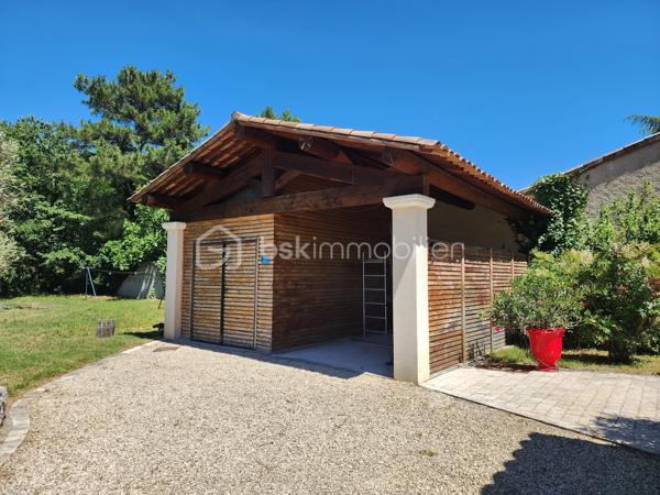 CADENET – À 30 minutes d'Aix-en-Provence – EN EXCLUSIVITÉ

Dans un environnement privilégié, au calme tout en restant à proximité immédiate des commodités, découvrez cette agréable maison des années 2000 implantée sur un magnifique terrain paysager d'environ 2 200 m², parfaitement entretenu.

Dès l'arrivée, une élégante allée bordée d'oliviers vous conduit à l'espace de stationnement et donne le ton de cette propriété pleine de charme.

La maison se compose au rez-de-chaussée d'une entrée ouvrant sur une belle pièce de vie traversante, lumineuse et chaleureuse, agrémentée d'une cheminée. Cet espace accueille également une cuisine entièrement aménagée et équipée.

Une chambre d'environ 15 m² complète ce niveau. Elle bénéficie d'une salle d'eau moderne avec WC, permettant une vie de plain-pied particulièrement confortable.

Enfin toujours sur ce niveau on retrouve des WC indépendants.

À l'étage, un dégagement dessert trois autres chambres aux belles dimensions, une salle d'eau ainsi qu'un WC indépendant.

Pour un confort optimal en toute saison, la pièce de vie ainsi que l'ensemble des chambres sont équipés de climatisation réversible.

À l'extérieur, tout a été pensé pour profiter pleinement du cadre de vie. Deux terrasses agrémentent la propriété : une première exposée au nord, idéale lors des journées estivales, et une magnifique terrasse carrelée d'environ 40 m², semi-couverte, accessible directement depuis la pièce de vie. Véritable prolongement de la maison, elle permet de profiter de l'extérieur tout au long de l'année.

Une dépendance d'environ 9 m², accessible depuis la terrasse, offre un espace de stockage supplémentaire.

L'espace piscine, parfaitement intégré à l'environnement, communique avec la terrasse principale et constitue un lieu de détente particulièrement agréable.

Le terrain est soigneusement arboré d'oliviers, de cèdres, de rosiers et de nombreuses essences méditerranéennes, créant un cadre verdoyant et intimiste sans aucun vis-à-vis.

Un carport offre un espace de stationnement couvert. Il est complété par un volume d'environ 20 m² pouvant accueillir un atelier, une salle de sport ou tout autre projet selon vos envies.

Les atouts supplémentaires :

• Possibilité de vivre de plain-pied grâce à la chambre du rez-de-chaussée, bénéficiant de sa salle d'eau et de son accès indépendant sur l'extérieur.
• Portail automatique.
• DPE : C
• Éclairage extérieur du jardin.
• Aucun vis-à-vis.
• Fosse septique conforme.

Une propriété parfaitement entretenue, idéale pour une famille en quête de confort, de tranquillité et d'un cadre de vie privilégié au cœur du Sud Luberon.