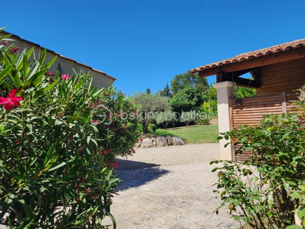 CADENET – À 30 minutes d'Aix-en-Provence – EN EXCLUSIVITÉ

Dans un environnement privilégié, au calme tout en restant à proximité immédiate des commodités, découvrez cette agréable maison des années 2000 implantée sur un magnifique terrain paysager d'environ 2 200 m², parfaitement entretenu.

Dès l'arrivée, une élégante allée bordée d'oliviers vous conduit à l'espace de stationnement et donne le ton de cette propriété pleine de charme.

La maison se compose au rez-de-chaussée d'une entrée ouvrant sur une belle pièce de vie traversante, lumineuse et chaleureuse, agrémentée d'une cheminée. Cet espace accueille également une cuisine entièrement aménagée et équipée.

Une chambre d'environ 15 m² complète ce niveau. Elle bénéficie d'une salle d'eau moderne avec WC, permettant une vie de plain-pied particulièrement confortable.

Enfin toujours sur ce niveau on retrouve des WC indépendants.

À l'étage, un dégagement dessert trois autres chambres aux belles dimensions, une salle d'eau ainsi qu'un WC indépendant.

Pour un confort optimal en toute saison, la pièce de vie ainsi que l'ensemble des chambres sont équipés de climatisation réversible.

À l'extérieur, tout a été pensé pour profiter pleinement du cadre de vie. Deux terrasses agrémentent la propriété : une première exposée au nord, idéale lors des journées estivales, et une magnifique terrasse carrelée d'environ 40 m², semi-couverte, accessible directement depuis la pièce de vie. Véritable prolongement de la maison, elle permet de profiter de l'extérieur tout au long de l'année.

Une dépendance d'environ 9 m², accessible depuis la terrasse, offre un espace de stockage supplémentaire.

L'espace piscine, parfaitement intégré à l'environnement, communique avec la terrasse principale et constitue un lieu de détente particulièrement agréable.

Le terrain est soigneusement arboré d'oliviers, de cèdres, de rosiers et de nombreuses essences méditerranéennes, créant un cadre verdoyant et intimiste sans aucun vis-à-vis.

Un carport offre un espace de stationnement couvert. Il est complété par un volume d'environ 20 m² pouvant accueillir un atelier, une salle de sport ou tout autre projet selon vos envies.

Les atouts supplémentaires :

• Possibilité de vivre de plain-pied grâce à la chambre du rez-de-chaussée, bénéficiant de sa salle d'eau et de son accès indépendant sur l'extérieur.
• Portail automatique.
• DPE : C
• Éclairage extérieur du jardin.
• Aucun vis-à-vis.
• Fosse septique conforme.

Une propriété parfaitement entretenue, idéale pour une famille en quête de confort, de tranquillité et d'un cadre de vie privilégié au cœur du Sud Luberon.