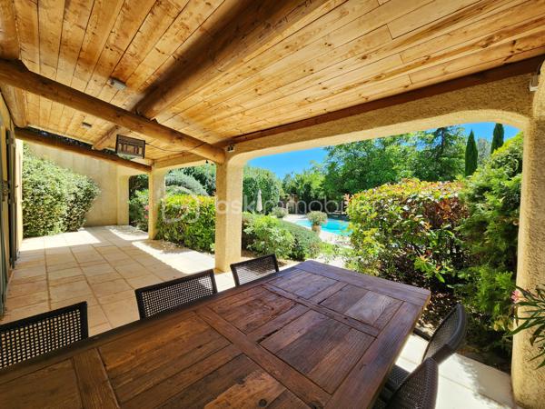CADENET – À 30 minutes d'Aix-en-Provence – EN EXCLUSIVITÉ

Dans un environnement privilégié, au calme tout en restant à proximité immédiate des commodités, découvrez cette agréable maison des années 2000 implantée sur un magnifique terrain paysager d'environ 2 200 m², parfaitement entretenu.

Dès l'arrivée, une élégante allée bordée d'oliviers vous conduit à l'espace de stationnement et donne le ton de cette propriété pleine de charme.

La maison se compose au rez-de-chaussée d'une entrée ouvrant sur une belle pièce de vie traversante, lumineuse et chaleureuse, agrémentée d'une cheminée. Cet espace accueille également une cuisine entièrement aménagée et équipée.

Une chambre d'environ 15 m² complète ce niveau. Elle bénéficie d'une salle d'eau moderne avec WC, permettant une vie de plain-pied particulièrement confortable.

Enfin toujours sur ce niveau on retrouve des WC indépendants.

À l'étage, un dégagement dessert trois autres chambres aux belles dimensions, une salle d'eau ainsi qu'un WC indépendant.

Pour un confort optimal en toute saison, la pièce de vie ainsi que l'ensemble des chambres sont équipés de climatisation réversible.

À l'extérieur, tout a été pensé pour profiter pleinement du cadre de vie. Deux terrasses agrémentent la propriété : une première exposée au nord, idéale lors des journées estivales, et une magnifique terrasse carrelée d'environ 40 m², semi-couverte, accessible directement depuis la pièce de vie. Véritable prolongement de la maison, elle permet de profiter de l'extérieur tout au long de l'année.

Une dépendance d'environ 9 m², accessible depuis la terrasse, offre un espace de stockage supplémentaire.

L'espace piscine, parfaitement intégré à l'environnement, communique avec la terrasse principale et constitue un lieu de détente particulièrement agréable.

Le terrain est soigneusement arboré d'oliviers, de cèdres, de rosiers et de nombreuses essences méditerranéennes, créant un cadre verdoyant et intimiste sans aucun vis-à-vis.

Un carport offre un espace de stationnement couvert. Il est complété par un volume d'environ 20 m² pouvant accueillir un atelier, une salle de sport ou tout autre projet selon vos envies.

Les atouts supplémentaires :

• Possibilité de vivre de plain-pied grâce à la chambre du rez-de-chaussée, bénéficiant de sa salle d'eau et de son accès indépendant sur l'extérieur.
• Portail automatique.
• DPE : C
• Éclairage extérieur du jardin.
• Aucun vis-à-vis.
• Fosse septique conforme.

Une propriété parfaitement entretenue, idéale pour une famille en quête de confort, de tranquillité et d'un cadre de vie privilégié au cœur du Sud Luberon.