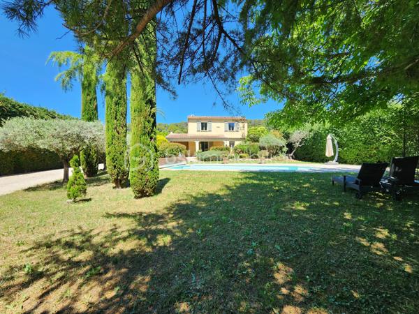 CADENET – À 30 minutes d'Aix-en-Provence – EN EXCLUSIVITÉ

Dans un environnement privilégié, au calme tout en restant à proximité immédiate des commodités, découvrez cette agréable maison des années 2000 implantée sur un magnifique terrain paysager d'environ 2 200 m², parfaitement entretenu.

Dès l'arrivée, une élégante allée bordée d'oliviers vous conduit à l'espace de stationnement et donne le ton de cette propriété pleine de charme.

La maison se compose au rez-de-chaussée d'une entrée ouvrant sur une belle pièce de vie traversante, lumineuse et chaleureuse, agrémentée d'une cheminée. Cet espace accueille également une cuisine entièrement aménagée et équipée.

Une chambre d'environ 15 m² complète ce niveau. Elle bénéficie d'une salle d'eau moderne avec WC, permettant une vie de plain-pied particulièrement confortable.

Enfin toujours sur ce niveau on retrouve des WC indépendants.

À l'étage, un dégagement dessert trois autres chambres aux belles dimensions, une salle d'eau ainsi qu'un WC indépendant.

Pour un confort optimal en toute saison, la pièce de vie ainsi que l'ensemble des chambres sont équipés de climatisation réversible.

À l'extérieur, tout a été pensé pour profiter pleinement du cadre de vie. Deux terrasses agrémentent la propriété : une première exposée au nord, idéale lors des journées estivales, et une magnifique terrasse carrelée d'environ 40 m², semi-couverte, accessible directement depuis la pièce de vie. Véritable prolongement de la maison, elle permet de profiter de l'extérieur tout au long de l'année.

Une dépendance d'environ 9 m², accessible depuis la terrasse, offre un espace de stockage supplémentaire.

L'espace piscine, parfaitement intégré à l'environnement, communique avec la terrasse principale et constitue un lieu de détente particulièrement agréable.

Le terrain est soigneusement arboré d'oliviers, de cèdres, de rosiers et de nombreuses essences méditerranéennes, créant un cadre verdoyant et intimiste sans aucun vis-à-vis.

Un carport offre un espace de stationnement couvert. Il est complété par un volume d'environ 20 m² pouvant accueillir un atelier, une salle de sport ou tout autre projet selon vos envies.

Les atouts supplémentaires :

• Possibilité de vivre de plain-pied grâce à la chambre du rez-de-chaussée, bénéficiant de sa salle d'eau et de son accès indépendant sur l'extérieur.
• Portail automatique.
• DPE : C
• Éclairage extérieur du jardin.
• Aucun vis-à-vis.
• Fosse septique conforme.

Une propriété parfaitement entretenue, idéale pour une famille en quête de confort, de tranquillité et d'un cadre de vie privilégié au cœur du Sud Luberon.
