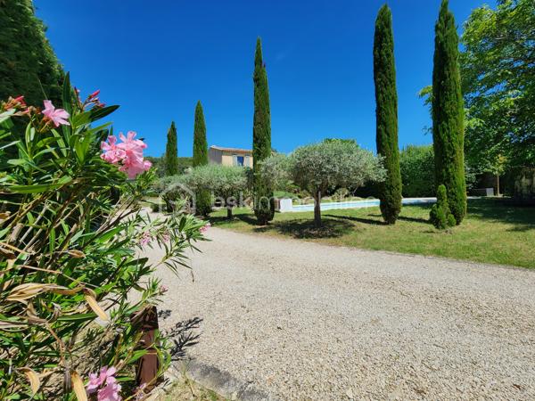 CADENET – À 30 minutes d'Aix-en-Provence – EN EXCLUSIVITÉ

Dans un environnement privilégié, au calme tout en restant à proximité immédiate des commodités, découvrez cette agréable maison des années 2000 implantée sur un magnifique terrain paysager d'environ 2 200 m², parfaitement entretenu.

Dès l'arrivée, une élégante allée bordée d'oliviers vous conduit à l'espace de stationnement et donne le ton de cette propriété pleine de charme.

La maison se compose au rez-de-chaussée d'une entrée ouvrant sur une belle pièce de vie traversante, lumineuse et chaleureuse, agrémentée d'une cheminée. Cet espace accueille également une cuisine entièrement aménagée et équipée.

Une chambre d'environ 15 m² complète ce niveau. Elle bénéficie d'une salle d'eau moderne avec WC, permettant une vie de plain-pied particulièrement confortable.

Enfin toujours sur ce niveau on retrouve des WC indépendants.

À l'étage, un dégagement dessert trois autres chambres aux belles dimensions, une salle d'eau ainsi qu'un WC indépendant.

Pour un confort optimal en toute saison, la pièce de vie ainsi que l'ensemble des chambres sont équipés de climatisation réversible.

À l'extérieur, tout a été pensé pour profiter pleinement du cadre de vie. Deux terrasses agrémentent la propriété : une première exposée au nord, idéale lors des journées estivales, et une magnifique terrasse carrelée d'environ 40 m², semi-couverte, accessible directement depuis la pièce de vie. Véritable prolongement de la maison, elle permet de profiter de l'extérieur tout au long de l'année.

Une dépendance d'environ 9 m², accessible depuis la terrasse, offre un espace de stockage supplémentaire.

L'espace piscine, parfaitement intégré à l'environnement, communique avec la terrasse principale et constitue un lieu de détente particulièrement agréable.

Le terrain est soigneusement arboré d'oliviers, de cèdres, de rosiers et de nombreuses essences méditerranéennes, créant un cadre verdoyant et intimiste sans aucun vis-à-vis.

Un carport offre un espace de stationnement couvert. Il est complété par un volume d'environ 20 m² pouvant accueillir un atelier, une salle de sport ou tout autre projet selon vos envies.

Les atouts supplémentaires :

• Possibilité de vivre de plain-pied grâce à la chambre du rez-de-chaussée, bénéficiant de sa salle d'eau et de son accès indépendant sur l'extérieur.
• Portail automatique.
• DPE : C
• Éclairage extérieur du jardin.
• Aucun vis-à-vis.
• Fosse septique conforme.

Une propriété parfaitement entretenue, idéale pour une famille en quête de confort, de tranquillité et d'un cadre de vie privilégié au cœur du Sud Luberon.