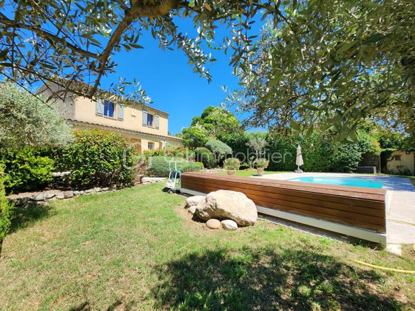 CADENET – À 30 minutes d'Aix-en-Provence – EN EXCLUSIVITÉ

Dans un environnement privilégié, au calme tout en restant à proximité immédiate des commodités, découvrez cette agréable maison des années 2000 implantée sur un magnifique terrain paysager d'environ 2 200 m², parfaitement entretenu.

Dès l'arrivée, une élégante allée bordée d'oliviers vous conduit à l'espace de stationnement et donne le ton de cette propriété pleine de charme.

La maison se compose au rez-de-chaussée d'une entrée ouvrant sur une belle pièce de vie traversante, lumineuse et chaleureuse, agrémentée d'une cheminée. Cet espace accueille également une cuisine entièrement aménagée et équipée.

Une chambre d'environ 15 m² complète ce niveau. Elle bénéficie d'une salle d'eau moderne avec WC, permettant une vie de plain-pied particulièrement confortable.

Enfin toujours sur ce niveau on retrouve des WC indépendants.

À l'étage, un dégagement dessert trois autres chambres aux belles dimensions, une salle d'eau ainsi qu'un WC indépendant.

Pour un confort optimal en toute saison, la pièce de vie ainsi que l'ensemble des chambres sont équipés de climatisation réversible.

À l'extérieur, tout a été pensé pour profiter pleinement du cadre de vie. Deux terrasses agrémentent la propriété : une première exposée au nord, idéale lors des journées estivales, et une magnifique terrasse carrelée d'environ 40 m², semi-couverte, accessible directement depuis la pièce de vie. Véritable prolongement de la maison, elle permet de profiter de l'extérieur tout au long de l'année.

Une dépendance d'environ 9 m², accessible depuis la terrasse, offre un espace de stockage supplémentaire.

L'espace piscine, parfaitement intégré à l'environnement, communique avec la terrasse principale et constitue un lieu de détente particulièrement agréable.

Le terrain est soigneusement arboré d'oliviers, de cèdres, de rosiers et de nombreuses essences méditerranéennes, créant un cadre verdoyant et intimiste sans aucun vis-à-vis.

Un carport offre un espace de stationnement couvert. Il est complété par un volume d'environ 20 m² pouvant accueillir un atelier, une salle de sport ou tout autre projet selon vos envies.

Les atouts supplémentaires :

• Possibilité de vivre de plain-pied grâce à la chambre du rez-de-chaussée, bénéficiant de sa salle d'eau et de son accès indépendant sur l'extérieur.
• Portail automatique.
• DPE : C
• Éclairage extérieur du jardin.
• Aucun vis-à-vis.
• Fosse septique conforme.

Une propriété parfaitement entretenue, idéale pour une famille en quête de confort, de tranquillité et d'un cadre de vie privilégié au cœur du Sud Luberon.