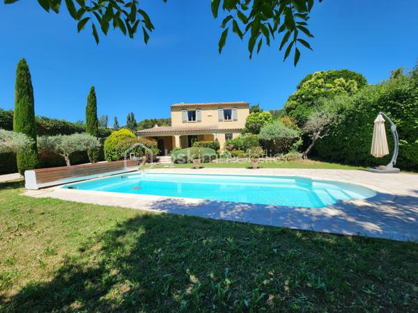 CADENET – À 30 minutes d'Aix-en-Provence – EN EXCLUSIVITÉ

Dans un environnement privilégié, au calme tout en restant à proximité immédiate des commodités, découvrez cette agréable maison des années 2000 implantée sur un magnifique terrain paysager d'environ 2 200 m², parfaitement entretenu.

Dès l'arrivée, une élégante allée bordée d'oliviers vous conduit à l'espace de stationnement et donne le ton de cette propriété pleine de charme.

La maison se compose au rez-de-chaussée d'une entrée ouvrant sur une belle pièce de vie traversante, lumineuse et chaleureuse, agrémentée d'une cheminée. Cet espace accueille également une cuisine entièrement aménagée et équipée.

Une chambre d'environ 15 m² complète ce niveau. Elle bénéficie d'une salle d'eau moderne avec WC, permettant une vie de plain-pied particulièrement confortable.

Enfin toujours sur ce niveau on retrouve des WC indépendants.

À l'étage, un dégagement dessert trois autres chambres aux belles dimensions, une salle d'eau ainsi qu'un WC indépendant.

Pour un confort optimal en toute saison, la pièce de vie ainsi que l'ensemble des chambres sont équipés de climatisation réversible.

À l'extérieur, tout a été pensé pour profiter pleinement du cadre de vie. Deux terrasses agrémentent la propriété : une première exposée au nord, idéale lors des journées estivales, et une magnifique terrasse carrelée d'environ 40 m², semi-couverte, accessible directement depuis la pièce de vie. Véritable prolongement de la maison, elle permet de profiter de l'extérieur tout au long de l'année.

Une dépendance d'environ 9 m², accessible depuis la terrasse, offre un espace de stockage supplémentaire.

L'espace piscine, parfaitement intégré à l'environnement, communique avec la terrasse principale et constitue un lieu de détente particulièrement agréable.

Le terrain est soigneusement arboré d'oliviers, de cèdres, de rosiers et de nombreuses essences méditerranéennes, créant un cadre verdoyant et intimiste sans aucun vis-à-vis.

Un carport offre un espace de stationnement couvert. Il est complété par un volume d'environ 20 m² pouvant accueillir un atelier, une salle de sport ou tout autre projet selon vos envies.

Les atouts supplémentaires :

• Possibilité de vivre de plain-pied grâce à la chambre du rez-de-chaussée, bénéficiant de sa salle d'eau et de son accès indépendant sur l'extérieur.
• Portail automatique.
• DPE : C
• Éclairage extérieur du jardin.
• Aucun vis-à-vis.
• Fosse septique conforme.

Une propriété parfaitement entretenue, idéale pour une famille en quête de confort, de tranquillité et d'un cadre de vie privilégié au cœur du Sud Luberon.