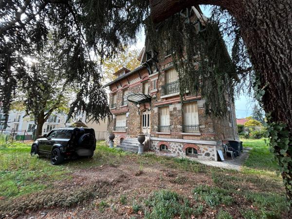 Élégante maison bourgeoise en meulière avec jardin