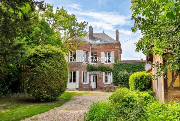 A vendre proche de Bernay, belle maison de Maître dans village avec commerces