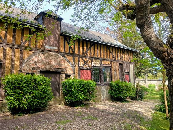 A vendre proche de Bernay, belle maison de Maître dans village avec commerces