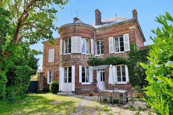 A vendre proche de Bernay, belle maison de Maître dans village avec commerces